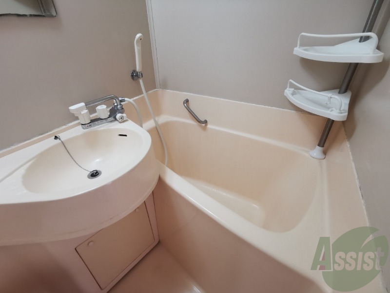 バス・シャワールーム　ユニットバスになっています。棚が付いていて使いやすそう！