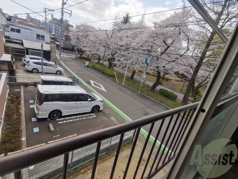 バルコニー　バルコニーは付いていないですが、柵に洗濯物を干せそうですよ！