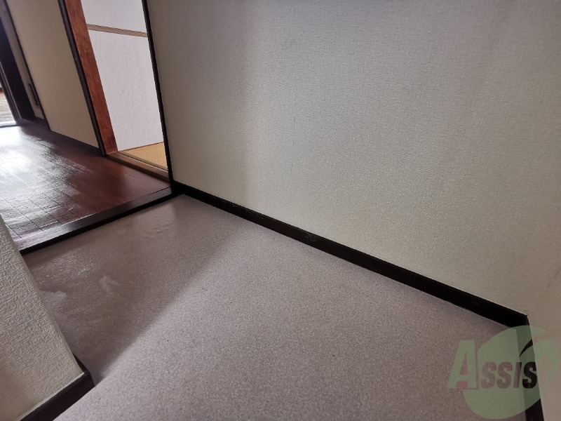 玄関　玄関から写真を撮ってみました！敷居が低くて安心ですね。