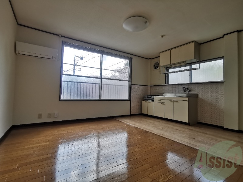 居室・リビング　こちらのＬＤＫは１０帖あって広々としています！