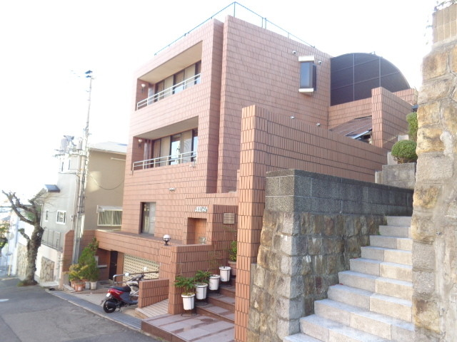 神戸市灘区箕岡通のマンションの建物外観
