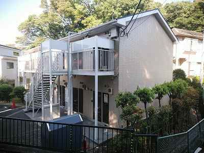 鎌倉市極楽寺のアパートの建物外観