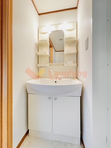 洗面設備　朝の身支度には欠かせない独立洗面化粧台※別タイプの写真です