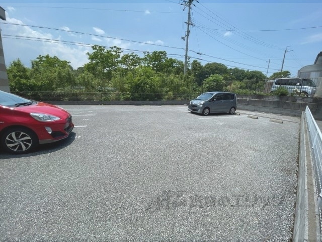 【彦根市野瀬町のアパートの駐車場】