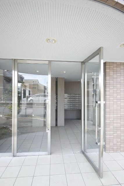 【八千代市大和田新田のマンションのエントランス】