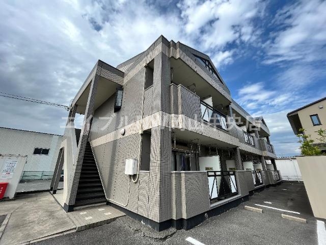 岡山市北区下中野のアパートの建物外観