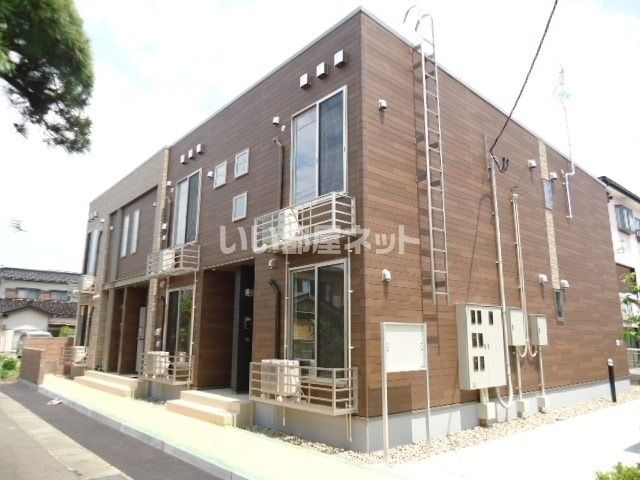 柏崎市西本町のアパートの建物外観