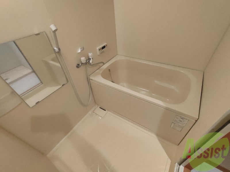 バス・シャワールーム　広い浴槽のある浴室。一日の疲れも癒せそう。