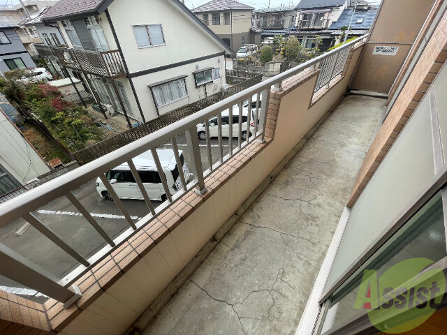 バルコニー　バルコニーは広く洗濯物がはかどりそうですね！