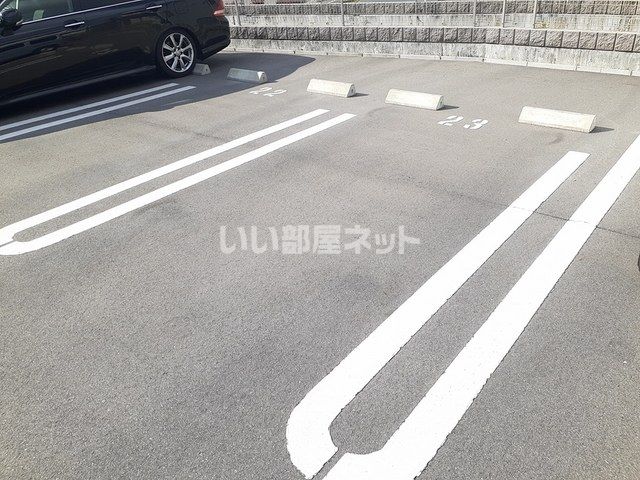 【アネックス久我の杜　五番館の駐車場】