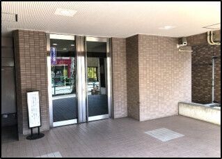 【杉並区上荻のマンションのエントランス】