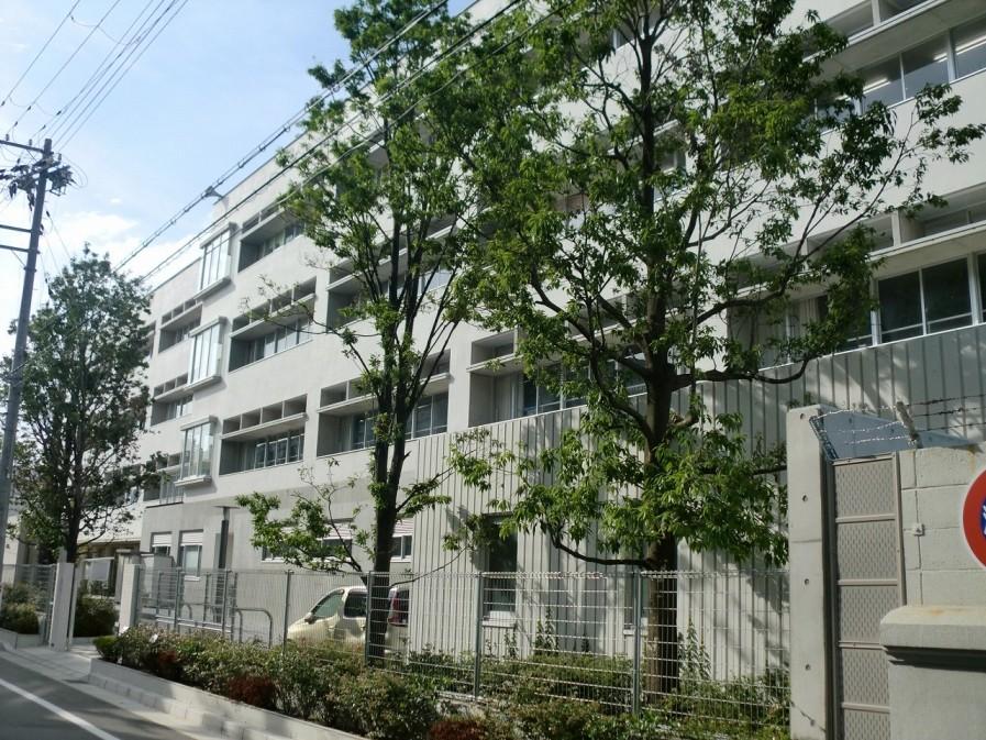 【松原町一戸建ての小学校】