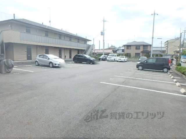 【草津市草津のアパートの駐車場】