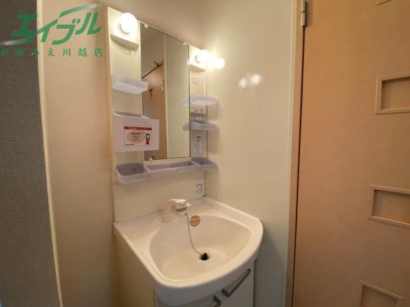 洗面設備　別部屋反転参考写真です