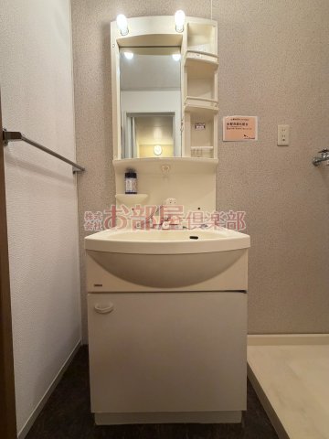 洗面設備　明るい洗面所です