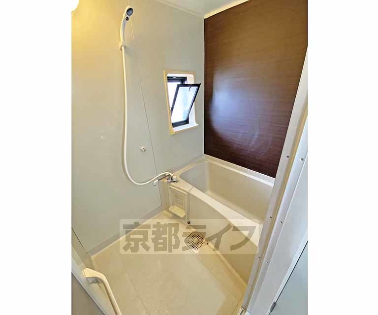 バス・シャワールーム　窓のある明るい浴室です。