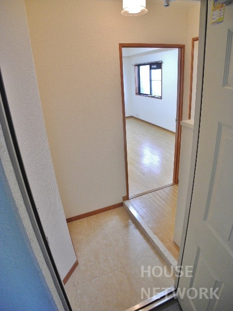 玄関　1Kでは物足りない方、収納も大きめの1LDKはいかがでしょう