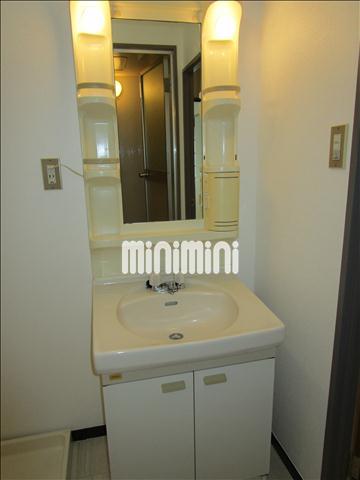 洗面設備　忙しい朝に便利な独立洗面台です。