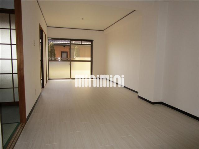 居室・リビング　家具の配置のしやすい広めのリビングです。