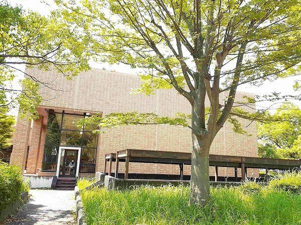 図書館　鈴鹿市立図書館（図書館）まで550m