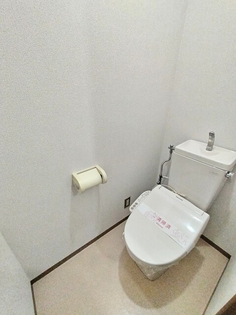 トイレ　★★トイレは嬉しい洗浄機能付き便座です♪★★