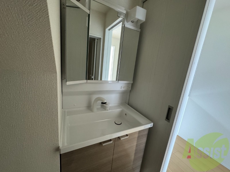 洗面設備　洗面台はシンプルなつくりで手入れがしやすそうですね。