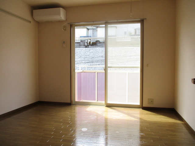 居室・リビング　南向きで陽当たり良好です♪