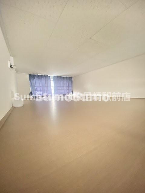 その他部屋・スペース　落ち着いた色調の寝室です