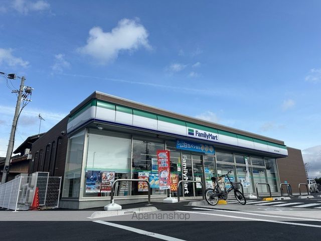 コンビニ　ファミリーマート東近江春日南店（コンビニ）まで614m