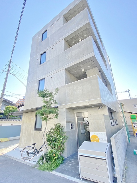 建物外観　御堂筋線新大阪駅を出てすぐ！