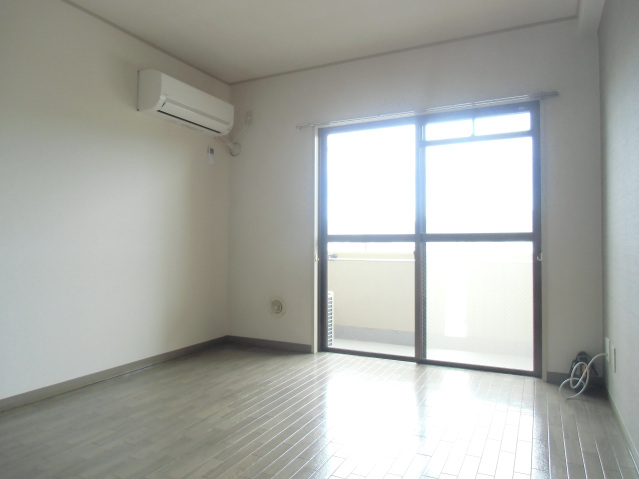 居室・リビング　写真は別号室です。