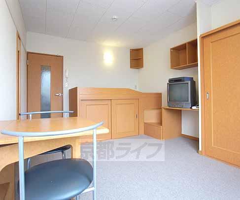 居室・リビング　家電・家具が揃っている部屋です。