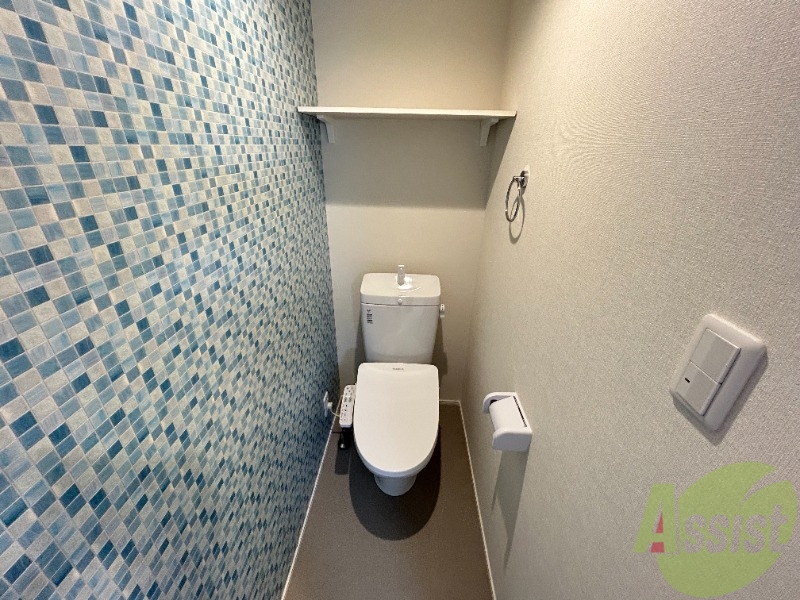 トイレ　トイレにはウォシュレットと収納棚が付いております。