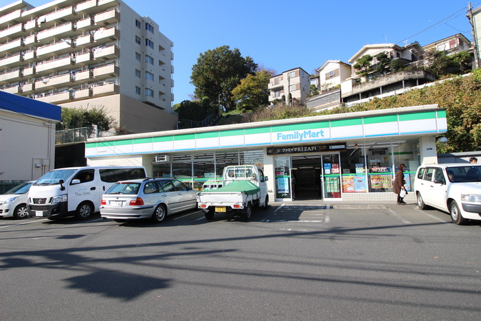 コンビニ　ファミリーマート（コンビニ）まで250m