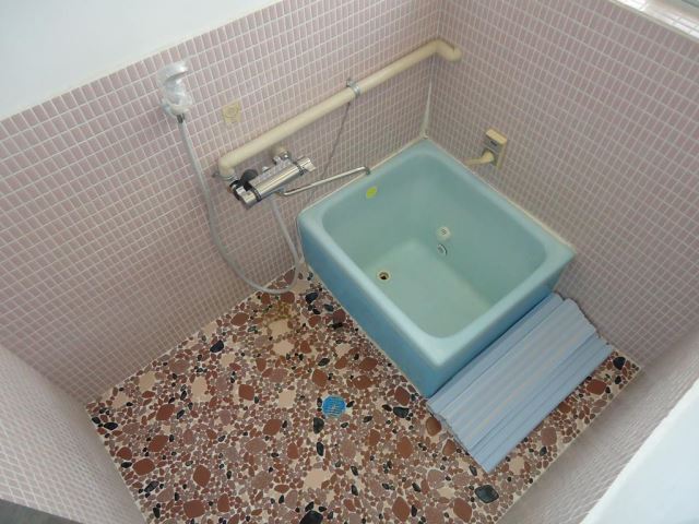 バス・シャワールーム　窓があり明るい浴室