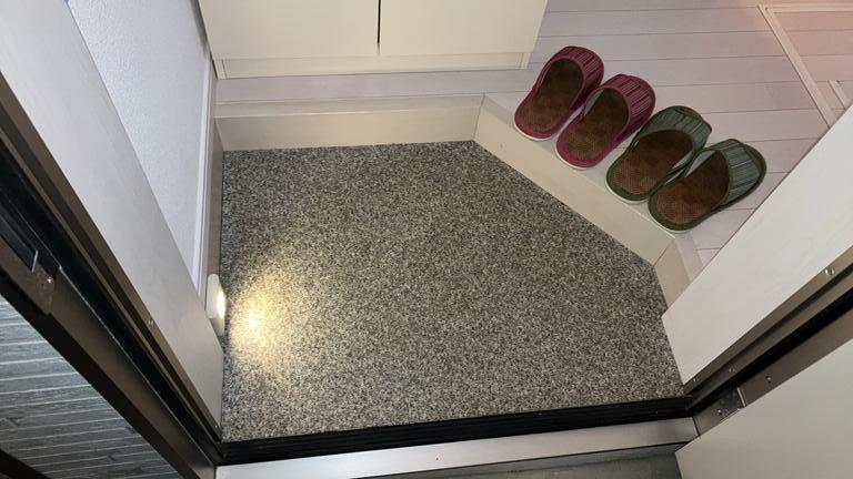 玄関　別部屋反転間取りの参考写真です。