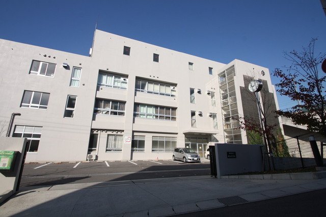 中学校　名古屋市立神丘中学校（中学校）まで523m