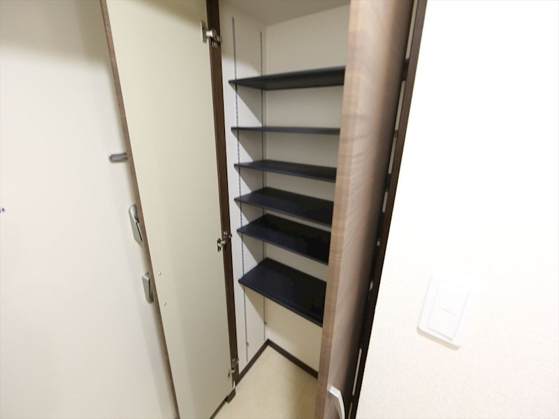 玄関　玄関　シューズボックス付（収納充実してます）