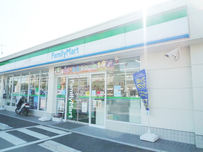 コンビニ　ファミリーマート（コンビニ）まで70m