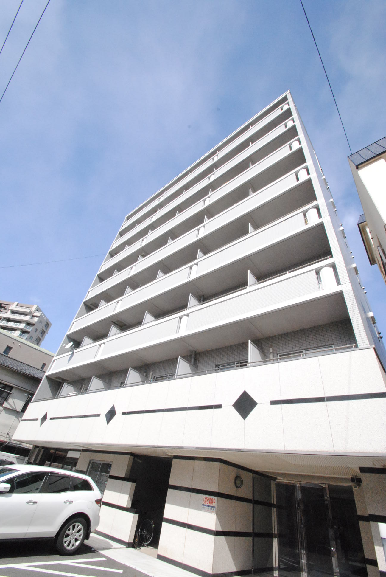 駐車場　綺麗な外観