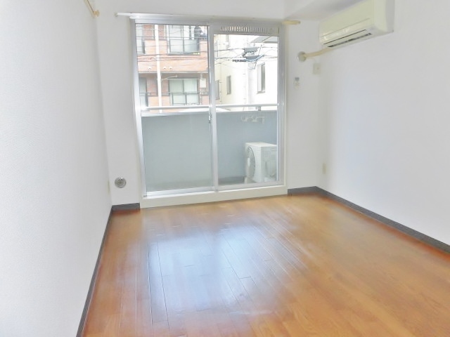 居室・リビング　同建物の別号室のお写真です。