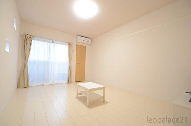 居室・リビング　実際のお部屋と異なる場合がございます。