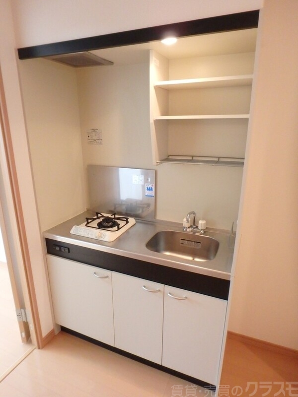 キッチン　調理スペースもゆったり、上部棚付きキッチンです。