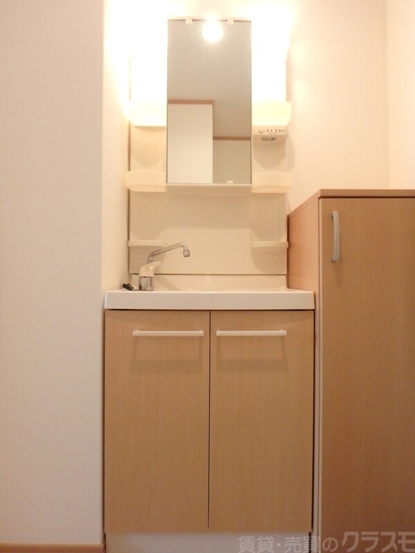 洗面設備　洗面台で朝の支度もバッチリです。