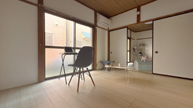 居室・リビング　※ホームステージングの写真となります。 　反転タイプの間取り