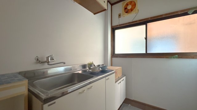 キッチン　※ホームステージングの写真となります。 　反転タイプの間取り