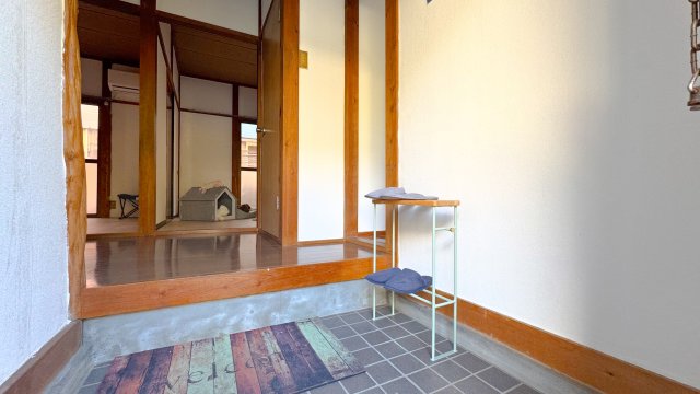 玄関　※ホームステージングの写真となります。 　反転タイプの間取り