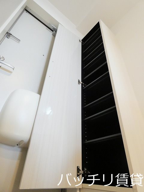 玄関　別号室タイプの為、現状を優先致します。