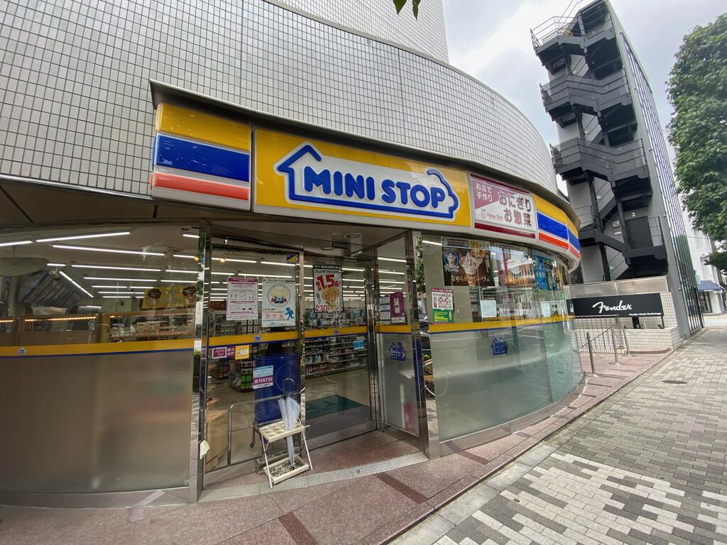 コンビニ　ミニストップ新宿大京町店（コンビニ）まで185m