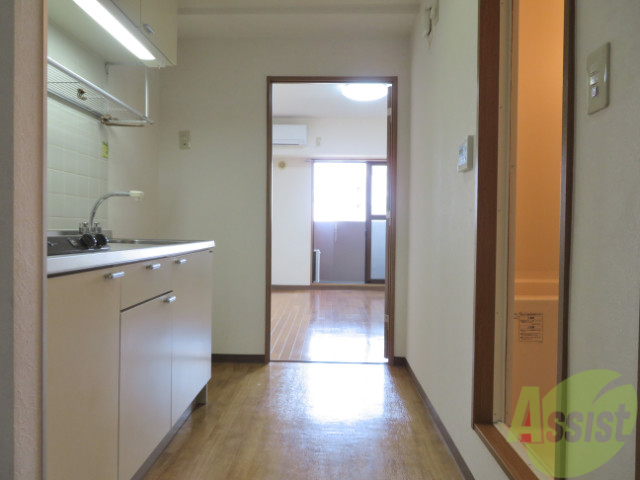 玄関　玄関からも陽の光が見えて、気持ちが良いですね。